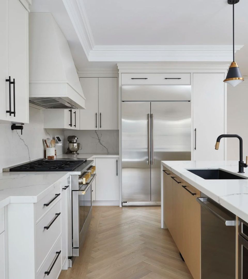 Modern kitchen with high end appliances and a large island.‎