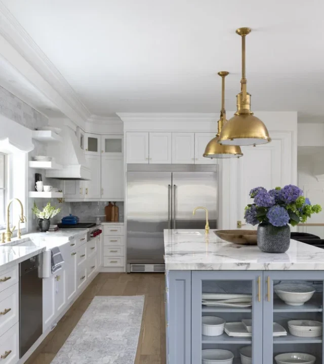 Modern kitchen with high end appliances and a large island.‎